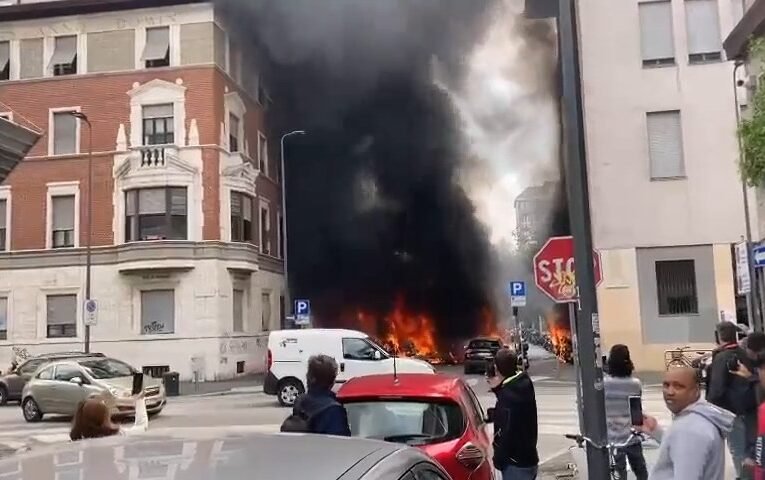 Robbanás Milánó központjában – több autó is lángba borult (videó)