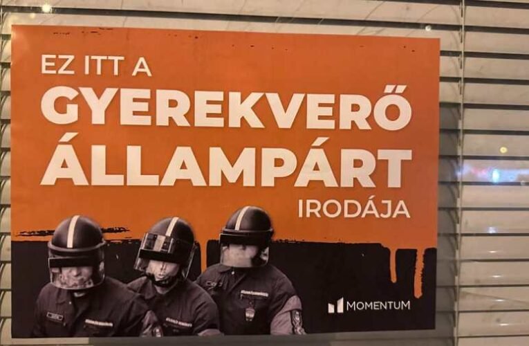Kapaszkodjanak: a Momentum elkezdte matricázni a Fidesz irodáit, szerintük Orbán gyerekeket veret