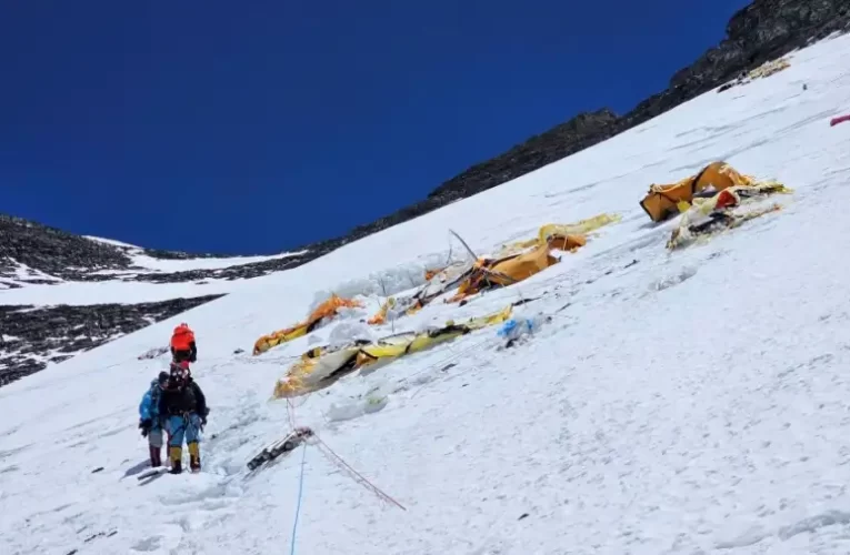 Egy hegymászócsapat ma megjárta Mount Everestet, de nem találkoztak Suhajda Szilárddal