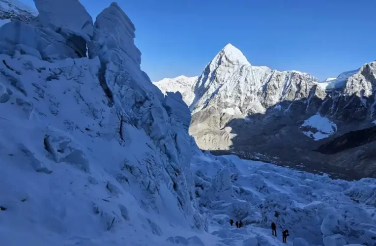 Közel egy napja nem jelentkeznek a serpák, akik Suhajda Szilárd megmentésére indultak