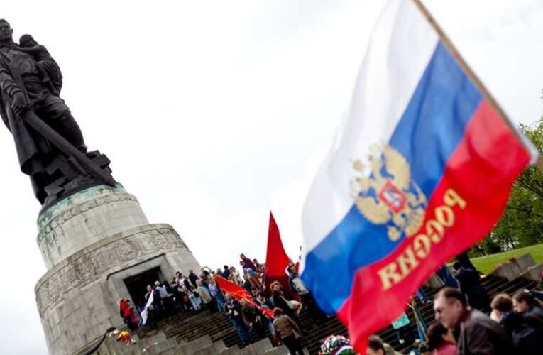 Nem lehet orosz zászlókat használni, kitűzni ma Berlinben