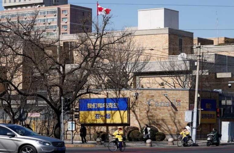 Kína felszólította a nagykövetségeket az ukrán zászló eltávolítására