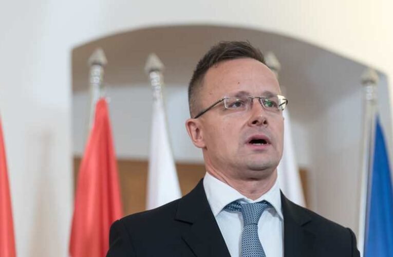 Szijjártó Péter: A csatatéren nincs megoldás, csak halottak vannak