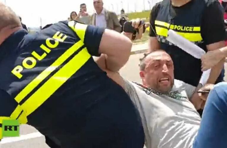 Tüntetők akarták megzavarni Tbilisziben az első orosz turistagép leszállását