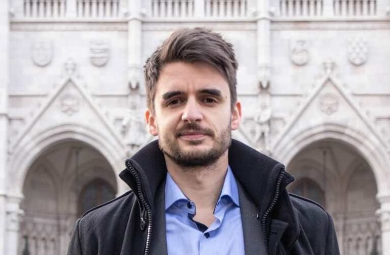 Öt szélsőbalost, köztük Tompos Márton képviselőt is előállították a rendőrök a Karmelitánál