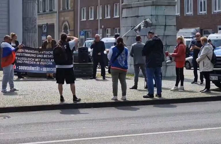 Tömeges tiltakozások fogadták Zelenszkijt Aachenben + videók
