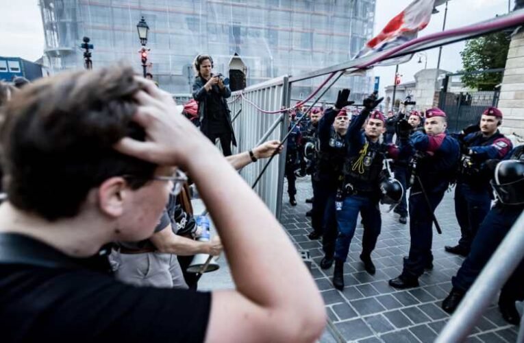 Behozták és megverték! – Így lázították a tömeget a Karmelita-kolostornál a provokátorok (videó)