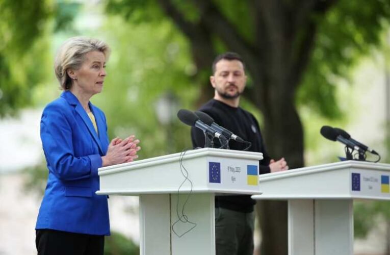 Zavart csenddel, majd kényszeredett nevetéssel reagált Ursula von der Leyen Zelenszkij robbantási tervére
