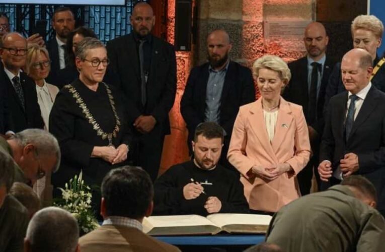 Bloomberg: Európa új Nagy Károlyként köszöntötte Zelenszkijt Aachenben