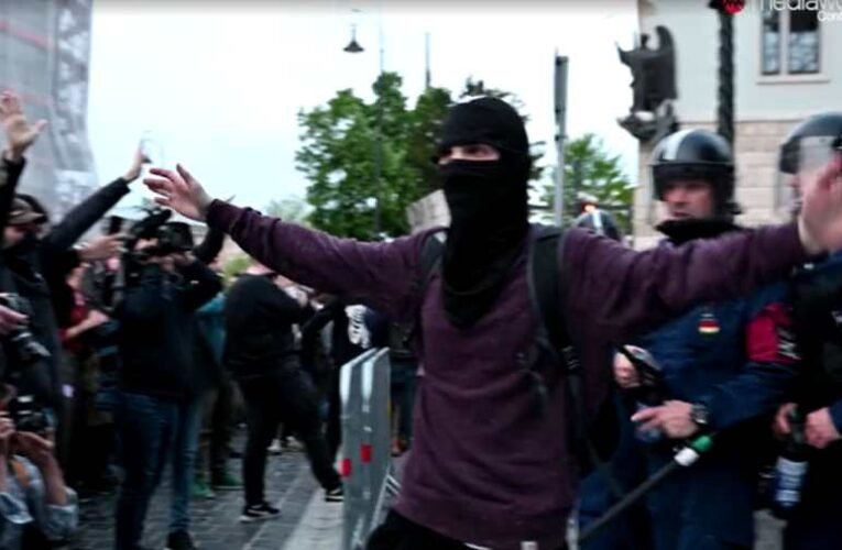 Arcukat masszkal eltakaró, szélsőséges csoport provokálta a rendőröket a Várban (videó)