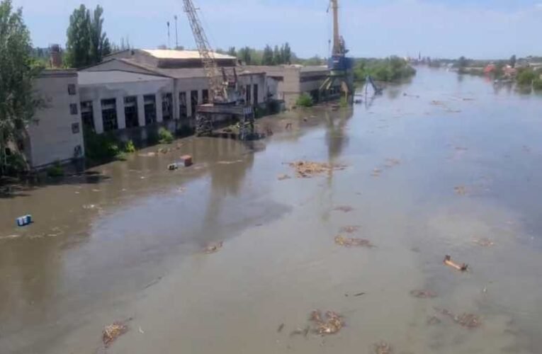 Kahovka: folytatódtak az ukrán tüzérségi támadások a Dnyeper jobb partjáról