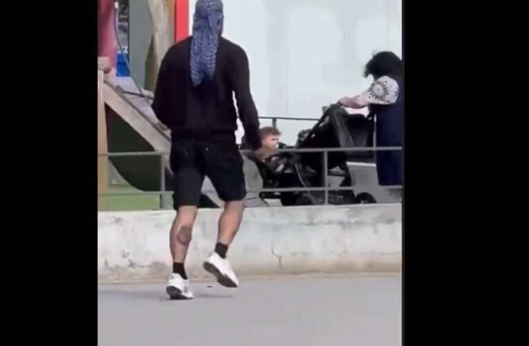 Megrázó felvételen, ahogy a babakocsiban ülő gyermekre támad a szír késelő (18+)