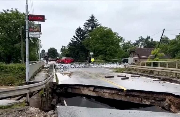 Rendkívüli állapot Szerbiában: hidak dőltek össze, több száz embert kellett kimenteni otthonából