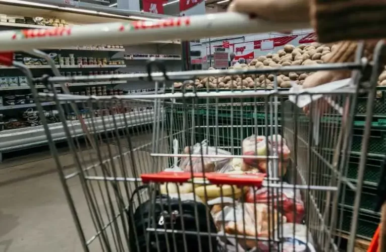 Elindult az élelmiszerek kötelező akciózása, árleszállítása