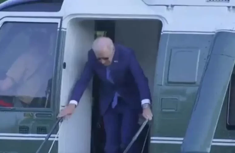 Újabb Biden baki, az öregúr beverte a fejét az elnöki helikopter ajtajába