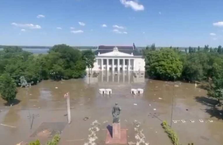 Így öntötte el az ár Herszon főterét a kahovkai gát felrobbantása után (videó)