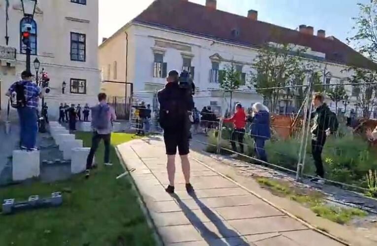 Ismét lebontották a kordont a momentumosok a Karmelitánál