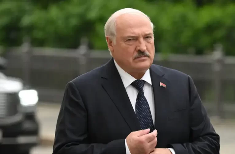 Lukasenko: A Nyugat hátat fordít Zelenszkijnek