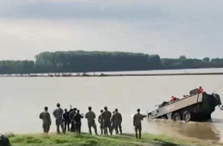 Kínos: elsüllyedt a román hadsereg egyik kétéltű járműve a NATO hadgyakorlaton (videó)