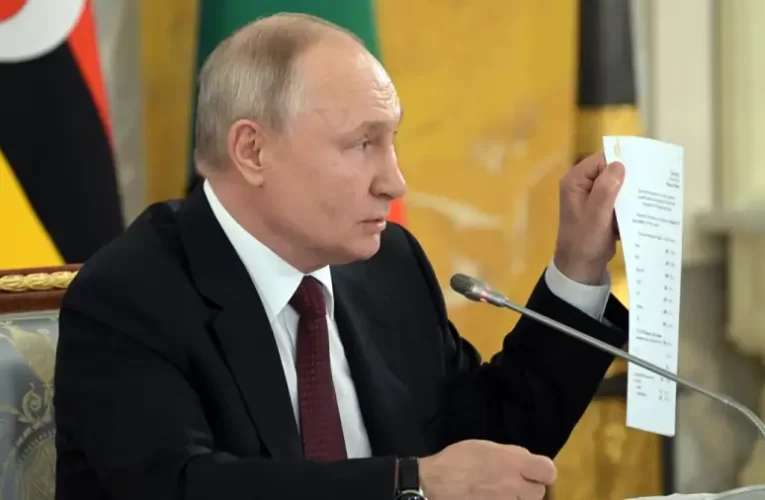 Putyin bemutatta a tavaly márciusi, ukránok által is aláírt békemegállapodást az afrikai vezetőknek