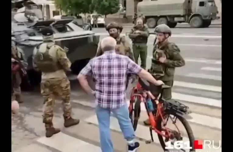 Videón, amint a több háborút megjárt veterán számon kéri a wagnereseket Rosztovban