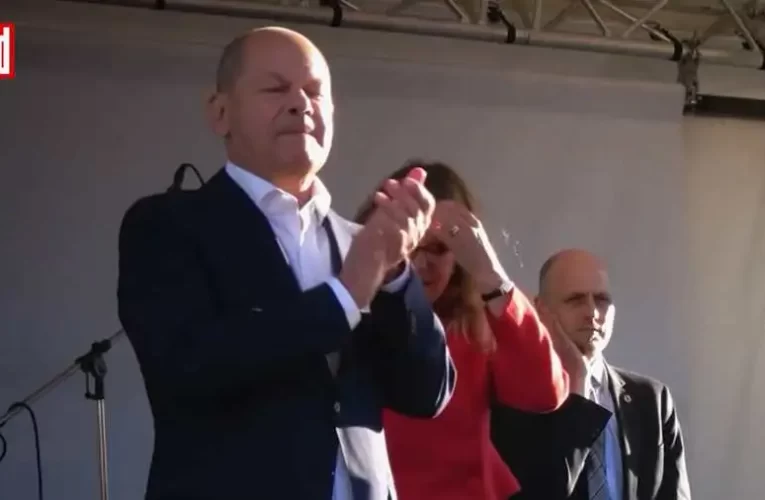 Ismét kifütyülték a német kancellárt, aki kiabálva érvelt az ukrán fegyverszállítás mellett