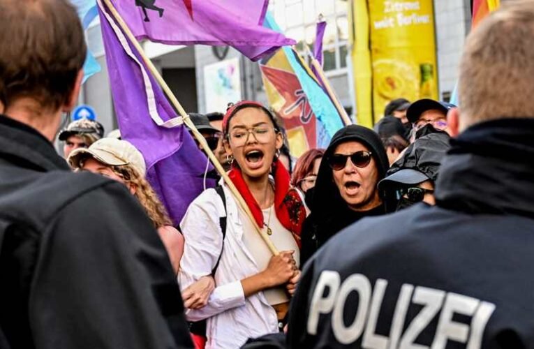 Lángba borult Lipcse belvárosa: szélsőbalos tüntetők kövekkel, petárdákkal támadtak a rendőrökre