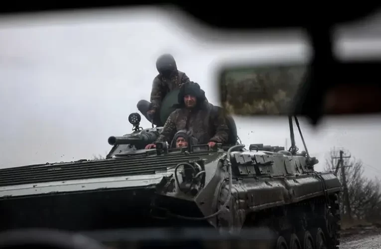 Két ukrán gyalogsági harcjármű teljes legénysége adta meg magát az orosz csapatoknak (videóval)