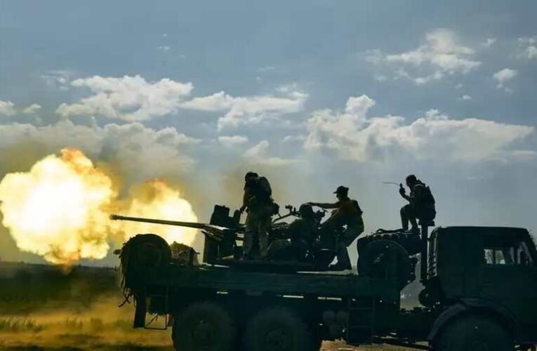 A nyugati fegyverek és az orosz drónok pusztító találkozása − videókon az ukrán ellentámadás