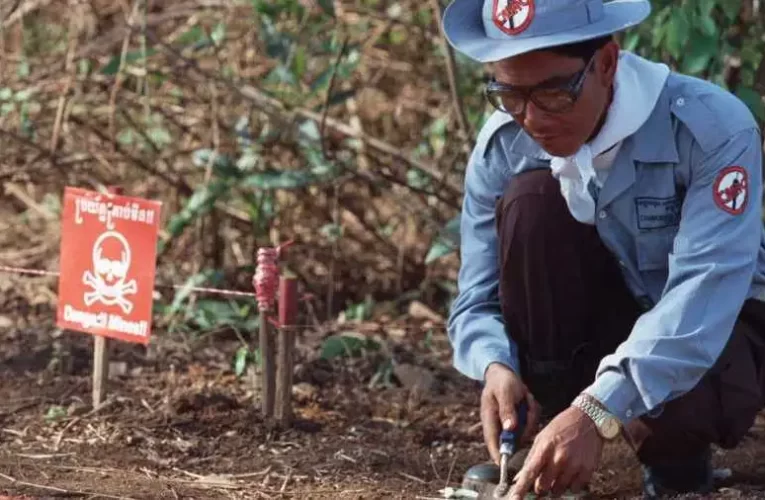 Nem várt helyről intették meg Zelenszkijt – Az ukránok lesznek a kazettás bomba igazi áldozatai