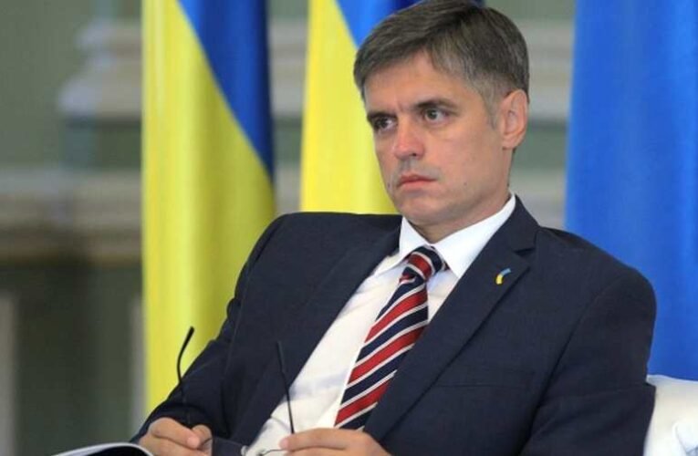 Senki sem kritizálhatja Zelenszkijt: kirúgták a londoni nagykövetet, aki merte