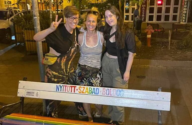 „Ez már hadüzenet!” – Visszafestette szivárványosra az Amnesty a ferencvárosi padot