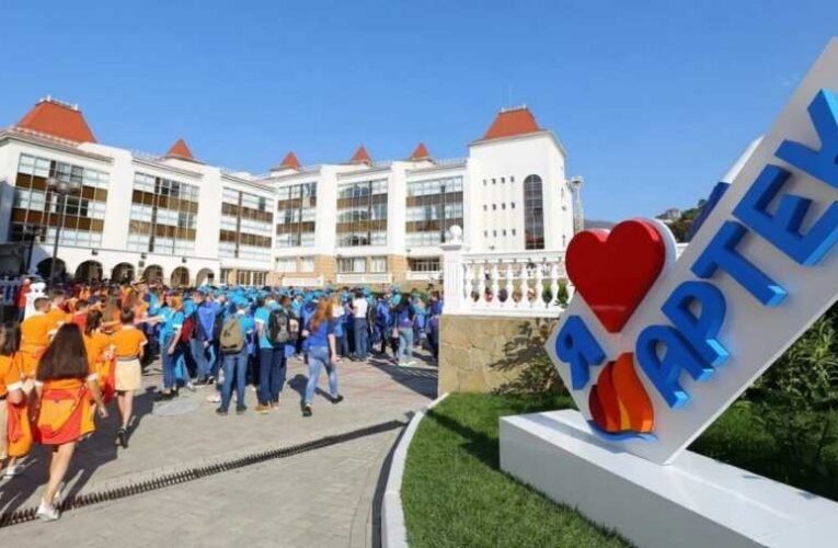 Kreml: a brit szankciók az orosz gyermektábor ellen az őrület csúcsa