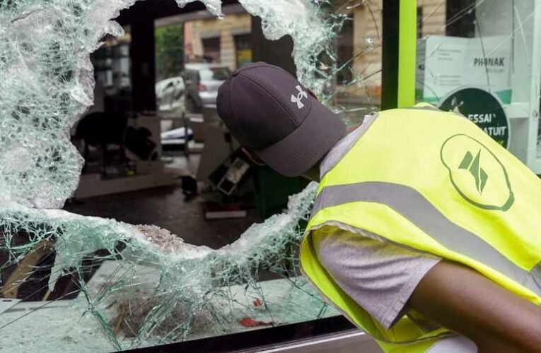 Éhséglázadás? Ugyan! A zavargók csak luxusüzleteket fosztogatnak – óriási a különbség a 2023-as és a 2005-ös francia zavargások között