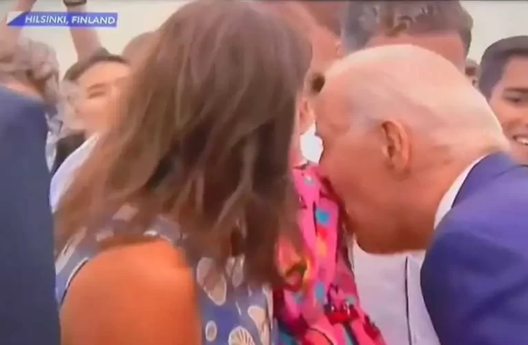 Videón, ahogy Biden bizarr módon rágcsálja egy kislány ruháját