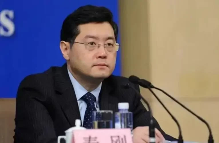 Leváltották a kínai külügyminisztert