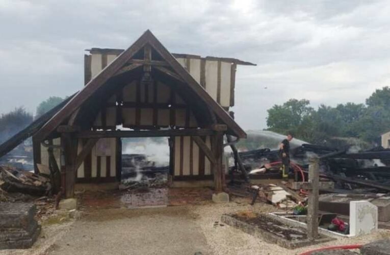 Porig égett egy katolikus templom Franciaországban (videó)