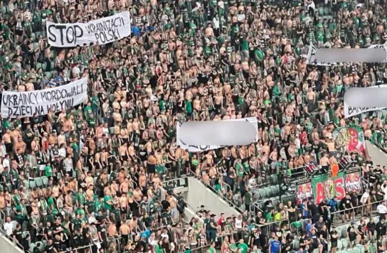Áll a bál a lengyel focimeccsen megjelent ukránellenes feliratok miatt