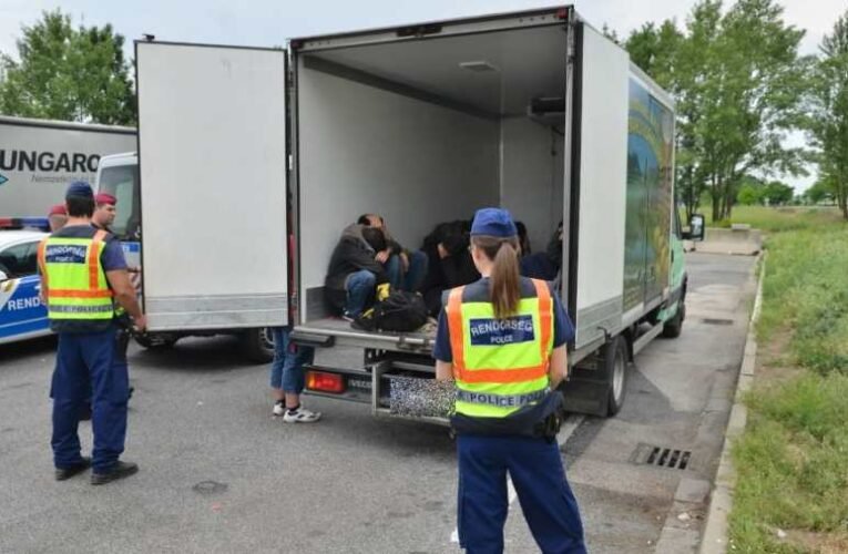 Huszonkilenc illegális migránst találtak Zalában egy teherautóban – majdnem megfulladtak