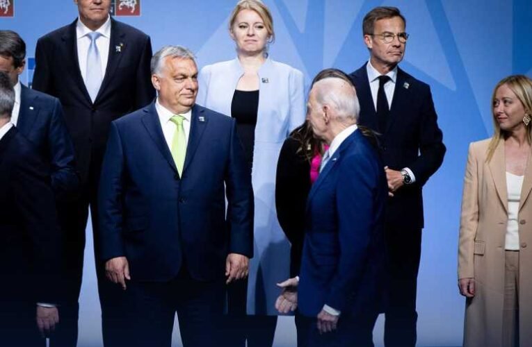 Vilniusi csúcs: Biden csak Orbán Viktorral fogott kezet a fotózáson