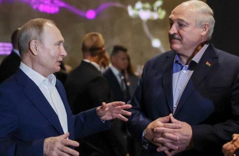 Szentpéterváron sétált az orosz elnök, mindenki képet akart vele