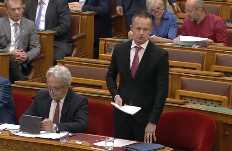Szijjártó Péter: a franciaországi események jól mutatják a nyugat-európai integrációs törekvések kudarcát