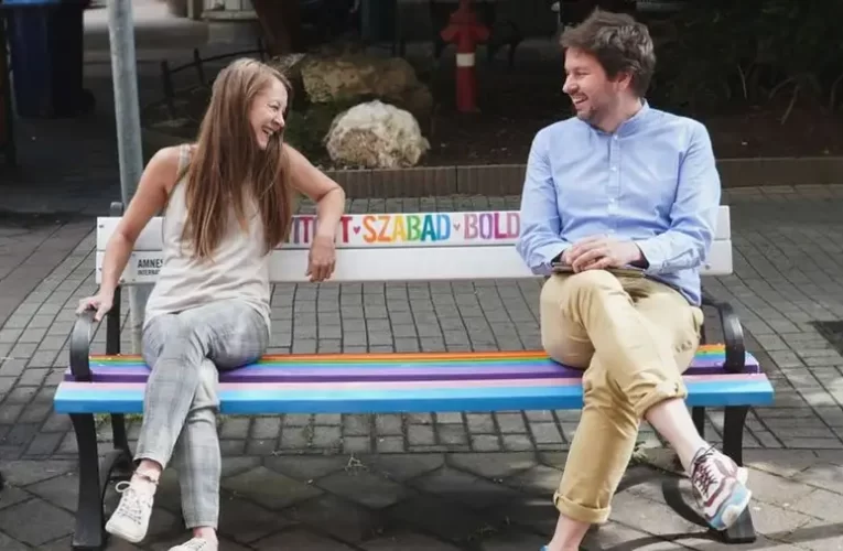 Feljelentést tett az Amnesty az LMBTQ-pad megrongálása miatt