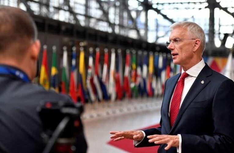 Lettország miniszterelnöke és kormánya bejelentette lemondását