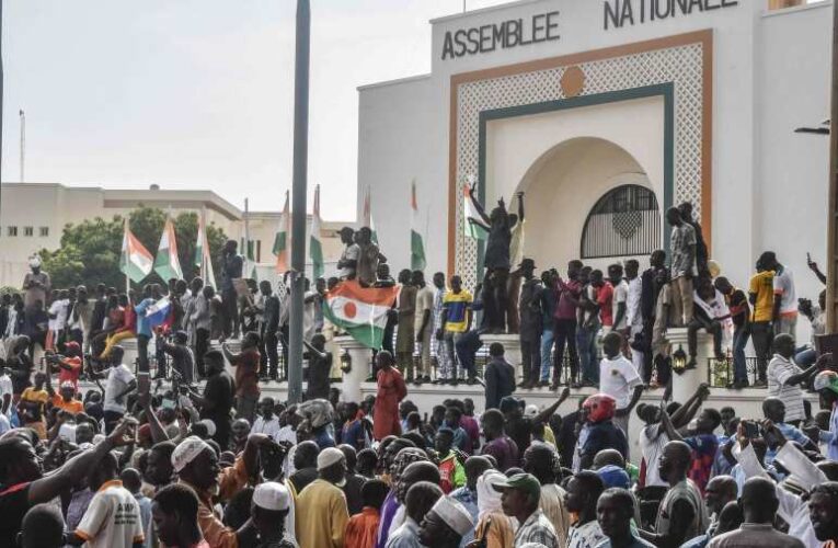 Lejárt a Nigernek adott ultimátum, feszülten figyel a világ
