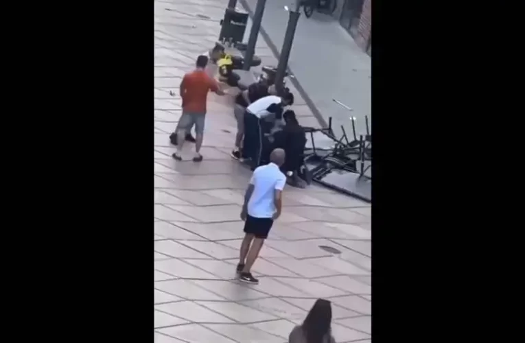 Dán fiatalok a betonba döngölték a késelni akaró migránst (videó)