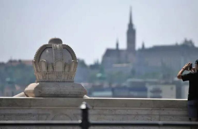 Több keresztet is letörtek a Margit hídon lévő koronákról