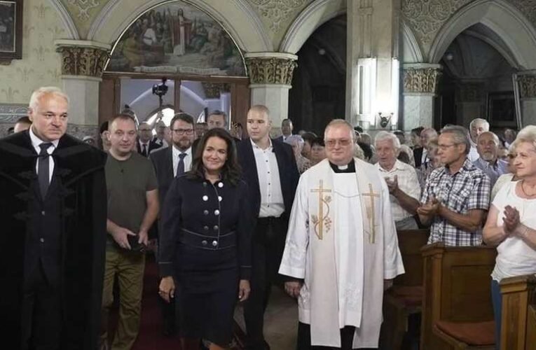 „Hónapok óta vártam már ezt a pillanatot” – vastaps fogadta és kísérte Novák Katalint Beregszászban (+videó)