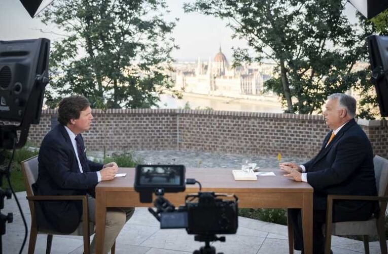„Az orosz-ukrán háború megoldásának kulcsa Amerika kezében van” – Orbán Viktor Tucker Carlsonnak adott interjút (videó)