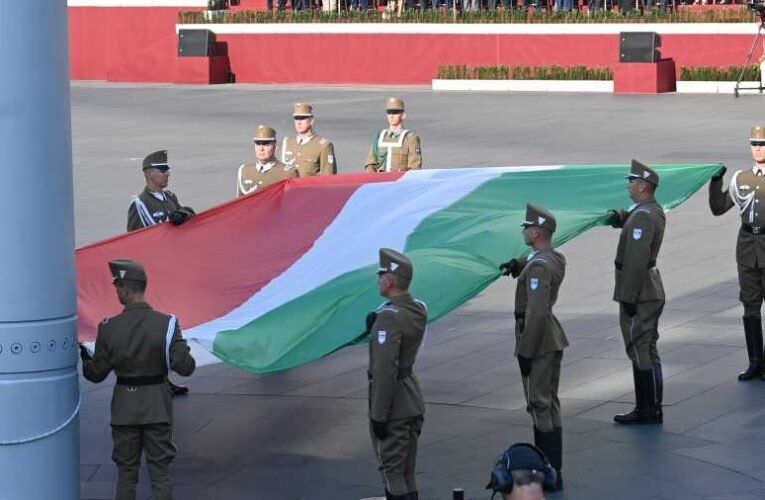 Felvonták, majd félárbócra engedték a nemzeti lobogót a Kossuth téren